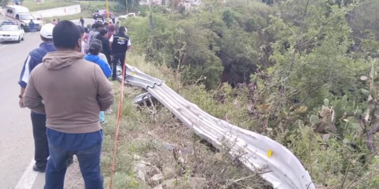 Alldaynews.gr Νέα Τραγωδία με λεωφορείο να πέφτει σε γκρεμό: Τουλάχιστον 25 οι νεκpοί (φωτο, video)