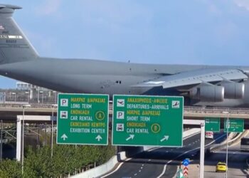 Θηριώδες αμερικανικό πολεμικό αεροπλάνο πέρασε από γέφυρα της Αττικής Οδού (video)