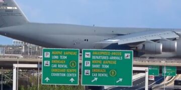 Alldaynews.gr Θηριώδες αμερικανικό πολεμικό αεροπλάνο πέρασε από γέφυρα της Αττικής Οδού (video)