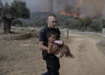 «Δακρύζει» κι ο Θεός στα Δερβενοχώρια: Αστυνομικοί παίρνουν αγκαλιά μικρά παιδιά και τρέχουν να τα σώσουν από τη φωτιά