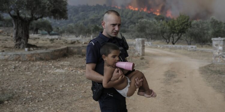 Alldaynews.gr «Δακρύζει» κι ο Θεός στα Δερβενοχώρια: Αστυνομικοί παίρνουν αγκαλιά μικρά παιδιά και τρέχουν να τα σώσουν από τη φωτιά