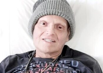 “Βρες τρόπο, πρέπει να με εξομολογήσεις”: Ο Γιώργος Δασκαλάκης έστειλε μήνυμα ξημερώματα στον πατέρα Λεόντιο