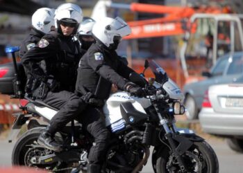 Ίλιον: Αυτοκίνητο έπεσε πάνω σε μηχανή της ΔΙΑΣ