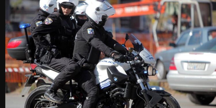 Alldaynews.gr Ίλιον: Αυτοκίνητο έπεσε πάνω σε μηχανή της ΔΙΑΣ