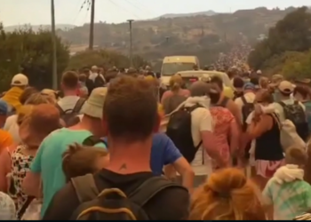 Ρόδος – Καθηλώνει μαρτυρία κατοίκου: «Πέντε μέρες καιγόμαστε και σήμερα, που καίγονται τα ξενοδοχεία, ξύπνησαν»