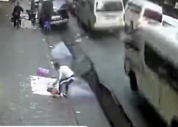 Τρομακτική έκρηξη «τίναξε» στον αέρα δρόμο γεμάτο αυτοκίνητα και ενώ περνούσε κόσμος – Βίντεο ντοκουμέντο