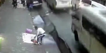 Alldaynews.gr Τρομακτική έκρηξη «τίναξε» στον αέρα δρόμο γεμάτο αυτοκίνητα και ενώ περνούσε κόσμος – Βίντεο ντοκουμέντο