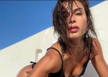 Τρέλανε κόσμο η Ελευθερία Ελευθερίου! Ξeχάστηκε και βγήκε να απλώσει γuμνόστηθη![Φωτογραφία]