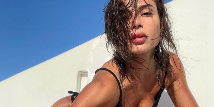 Τρέλανε κόσμο η Ελευθερία Ελευθερίου! Ξeχάστηκε και βγήκε να απλώσει γuμνόστηθη![Φωτογραφία]