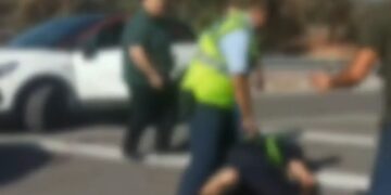 Απίστευτες εικόνες στη Μάνδρα: Πολίτες πιάστηκαν στα χέρια με αστυνομικούς (video)