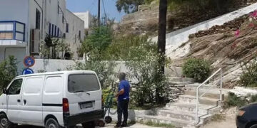 Ίος: Αυτά είναι τα σημεία που βρέθηκαν οι δύο Ιρλανδοί – Πώς έπεσε από τον βράχο (φωτο)