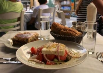 «Ακόμα δε μπορώ να το πιστέψω»: Τουρίστες περιγράφουν τη χειρότερη εμπειρία τους σε καλοκαιρινές ταβέρνες