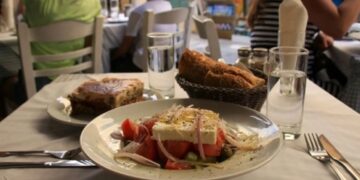 «Ακόμα δε μπορώ να το πιστέψω»: Τουρίστες περιγράφουν τη χειρότερη εμπειρία τους σε καλοκαιρινές ταβέρνες