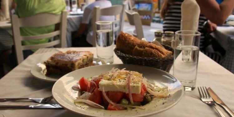 «Ακόμα δε μπορώ να το πιστέψω»: Τουρίστες περιγράφουν τη χειρότερη εμπειρία τους σε καλοκαιρινές ταβέρνες