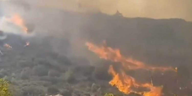 Μεγάλη φωτιά και στην Κέρκυρα – Εκκενώνονται πέντε περιοχές (φωτο, video)
