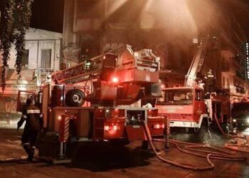 Στις φλόγες κατάστημα ρούχων στην Αργυρούπολη