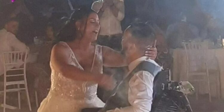 Alldaynews.gr Ο γάμος της χρονιάς στην Εύβοια με γαμπρό τον 25χρονο Γιάννη που έμεινε παράλυτος στα Θεοφάνια (φωτο, video)