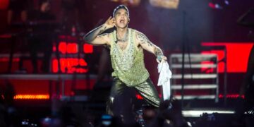 Ο Ρόμπι Γουίλιαμς αποκάλεσε «κλέφτες» τους Έλληνες στη συναυλία του στη Μαλακάσα[video]