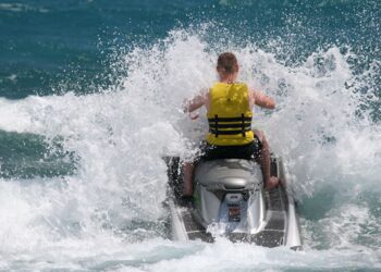 Δεν το χωράει ο νους: Νεκpό 6χρονο κοριτσάκι μετά από σύγκρουση των jet ski που οδηγούσαν οι γονείς του