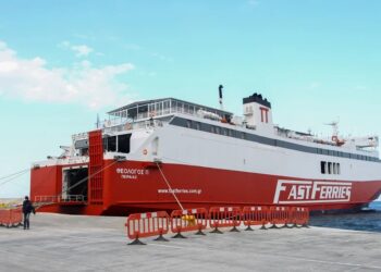 Χαμός σε πλοίο στη Ραφήνα: 93χρονος έχασε τον έλεγχο στο γκαράζ, τράκαρε με 6 αυτοκίνητα και τραυμάτισε τη σύζυγό του