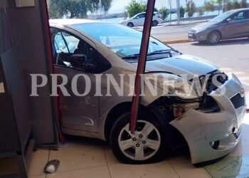 Αυτοκίνητο στην Καβάλα «μπούκαρε» σε σούπερ μάρκετ και μετά συγκρούστηκε με άλλο όχημα