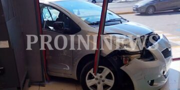 Alldaynews.gr Αυτοκίνητο στην Καβάλα «μπούκαρε» σε σούπερ μάρκετ και μετά συγκρούστηκε με άλλο όχημα