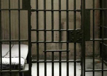 Alldaynews.gr Αστυνομικοί κατηγορούνται ότι έβαλαν 3χρονο σε κελί φυλακής για να το τιμωρήσουν επειδή κατουρήθηκε