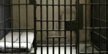 Αστυνομικοί κατηγορούνται ότι έβαλαν 3χρονο σε κελί φυλακής για να το τιμωρήσουν επειδή κατουρήθηκε