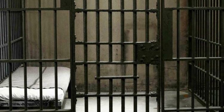 Αστυνομικοί κατηγορούνται ότι έβαλαν 3χρονο σε κελί φυλακής για να το τιμωρήσουν επειδή κατουρήθηκε