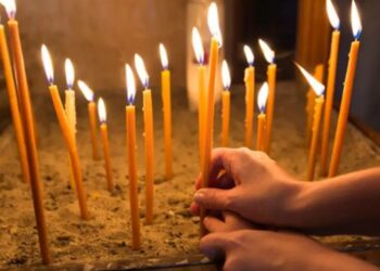 Λάρισα: Πιστή παραλίγο να βάλει φωτιά σε παρεκκλήσι ανάβοντας 58 κεριά