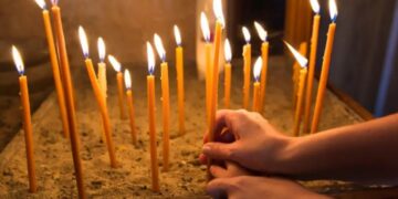 Alldaynews.gr Λάρισα: Πιστή παραλίγο να βάλει φωτιά σε παρεκκλήσι ανάβοντας 58 κεριά