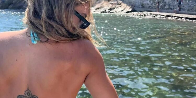 Δεν μας λυπάται καθόλου! Η Καρολίνα Ζακλίν Καλύβα στη Σύρο: Τραβά το κορδόνι του μαγιό και ….[Φωτογραφίες]