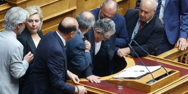 Alldaynews.gr Σοκ με τον Κουτσούμπα στη Βουλή: Αισθάνθηκε έναν έντονο πόνο