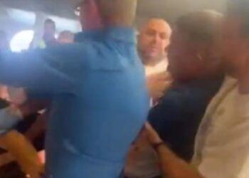 Άγριο «ξύλο» σε πλοίο της γραμμής: Ο καπετάνιος αναγκάστηκε να επιστρέψει στο λιμάνι (video)