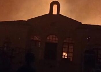 Φωτιά στη Ρόδο: Η σοκαριστική στιγμή που η εκκλησία στα Λάερμα παραδίδεται στις φλόγες