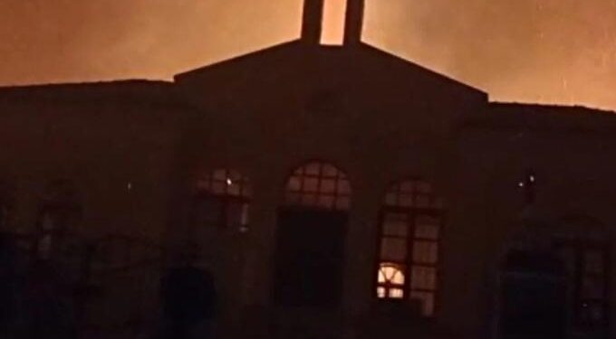 Alldaynews.gr Φωτιά στη Ρόδο: Η σοκαριστική στιγμή που η εκκλησία στα Λάερμα παραδίδεται στις φλόγες