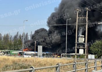 Λάρισα: Φωτιά πλησίον της διασταύρωσης Πλατυκάμπου – Καίγονται λεωφορεία (video)
