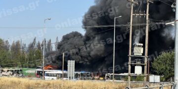Λάρισα: Φωτιά πλησίον της διασταύρωσης Πλατυκάμπου – Καίγονται λεωφορεία (video)
