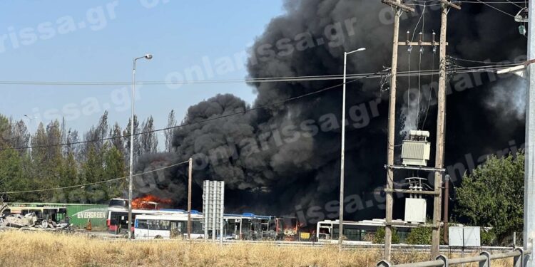 Λάρισα: Φωτιά πλησίον της διασταύρωσης Πλατυκάμπου – Καίγονται λεωφορεία (video)