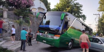 Alldaynews.gr Λεωφορείο του ΚΤΕΛ «σηκώθηκε στον αέρα»