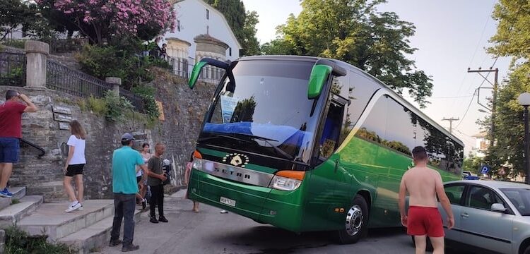 Alldaynews.gr Λεωφορείο του ΚΤΕΛ «σηκώθηκε στον αέρα»