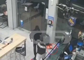 Βίντεο ντοκουμέντο από ληστεία στο Περιστέρι – Σημάδευαν την υπάλληλο με πιστόλι