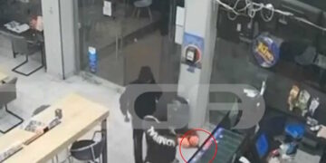 Alldaynews.gr Βίντεο ντοκουμέντο από ληστεία στο Περιστέρι – Σημάδευαν την υπάλληλο με πιστόλι