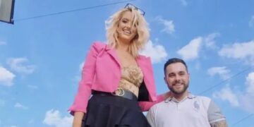 Alldaynews.gr Η «γυναίκα-γίγαντας» εpωτεύτηκε άνδρα με ύψος 1,72