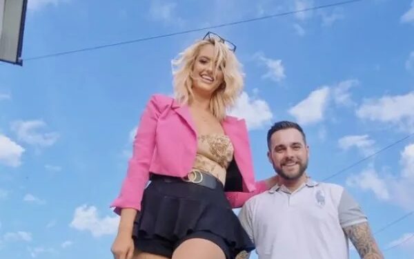 Alldaynews.gr Η «γυναίκα-γίγαντας» εpωτεύτηκε άνδρα με ύψος 1,72