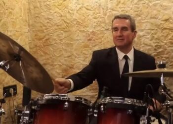 Ο Ανδρέας Λοβέρδος παίζει ντραμς με γνωστό Έλληνα τραγουδιστή σε πανηγύρι στη Φωκίδα[video]