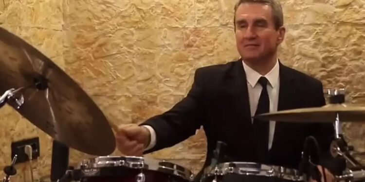 Ο Ανδρέας Λοβέρδος παίζει ντραμς με γνωστό Έλληνα τραγουδιστή σε πανηγύρι στη Φωκίδα[video]