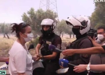 Συγκλονίζει αστυνομικός που εκλιπαρεί γυναίκα να φύγει από το σπίτι της: «Σαν μάνα μου σου το λέω» (video)