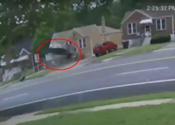 Αυτοκίνητο εκτοξεύτηκε στον αέρα και προσγειώθηκε σε σπίτι, νεκρή η οδηγός – Συγκλονιστικό βίντεο