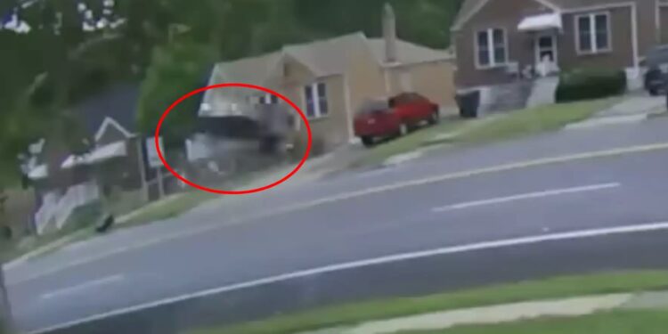 Αυτοκίνητο εκτοξεύτηκε στον αέρα και προσγειώθηκε σε σπίτι, νεκρή η οδηγός – Συγκλονιστικό βίντεο